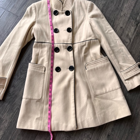 Classy Cream Wool Coat Size Medium - Picture 3 of 8